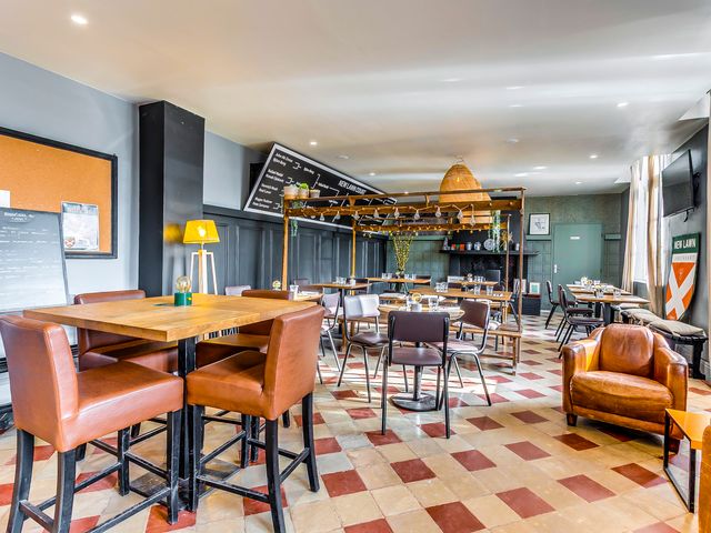 Le 1895 - Club House Du New Lawn 